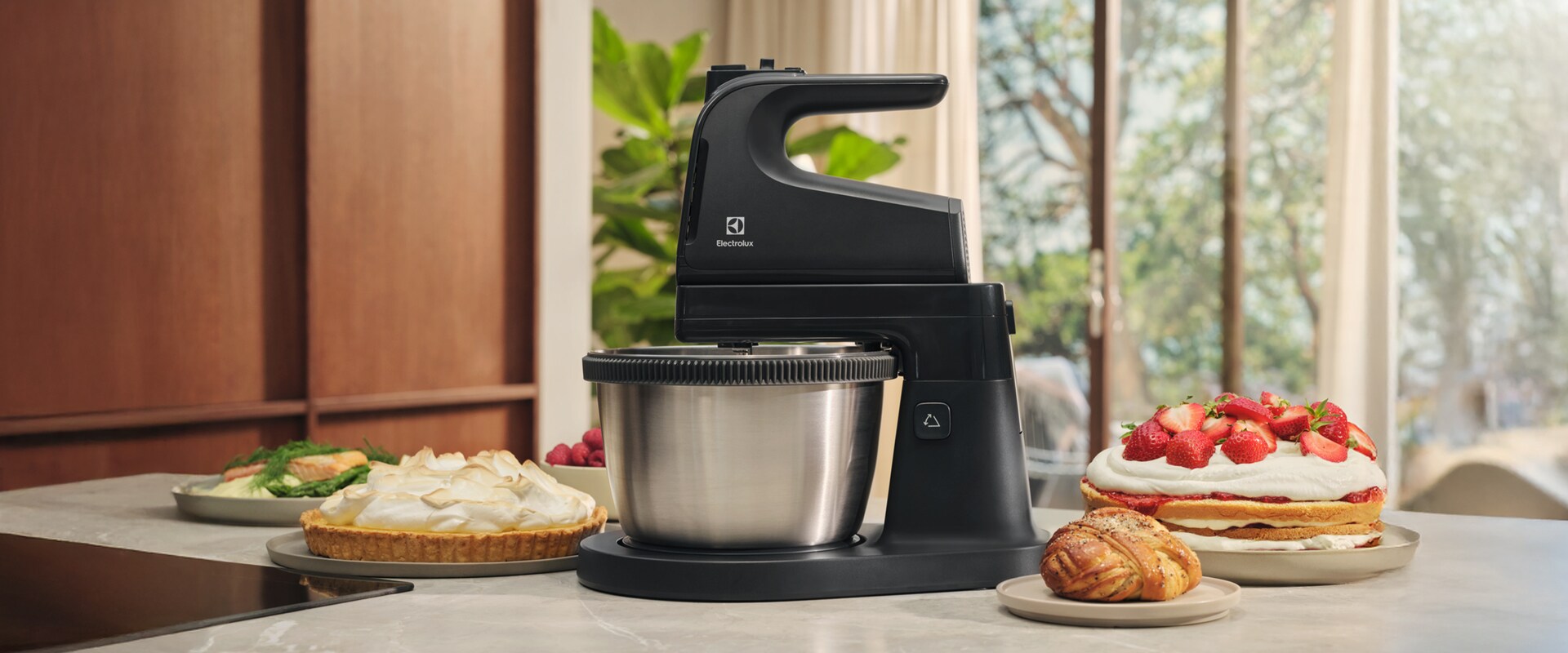 Zdjęcie czajnika Electrolux Explore 7 na kuchennym blacie obok tacki z filiżanką herbaty